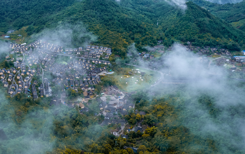 瑶山古寨全景。