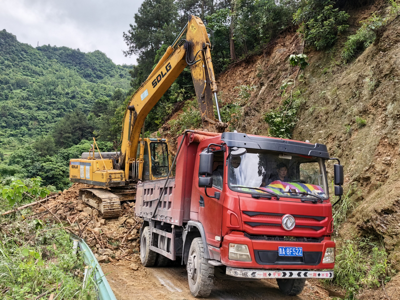 险情上报后,中枢街道第一时间启动道路应急处置预案,火速调度施工队伍、机械设备赶赴现场抢险。