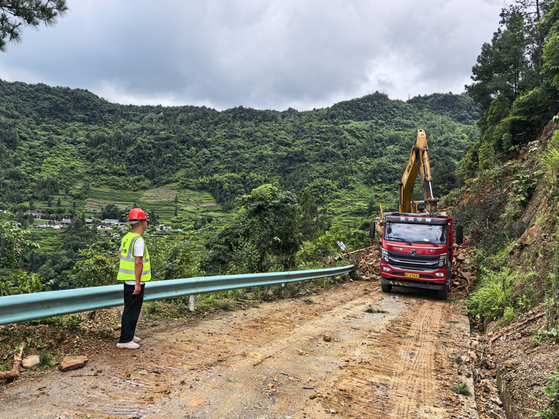 险情上报后,中枢街道第一时间启动道路应急处置预案,火速调度施工队伍、机械设备赶赴现场抢险。