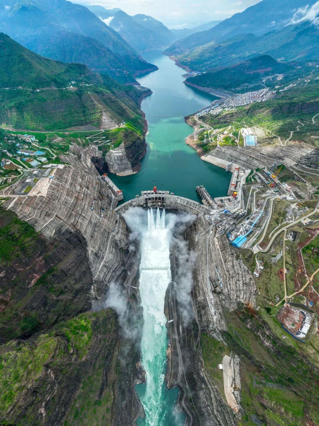 金沙江白鹤滩水电站。