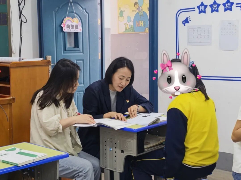 图片朱薇正在对向阳班学生进行评估3