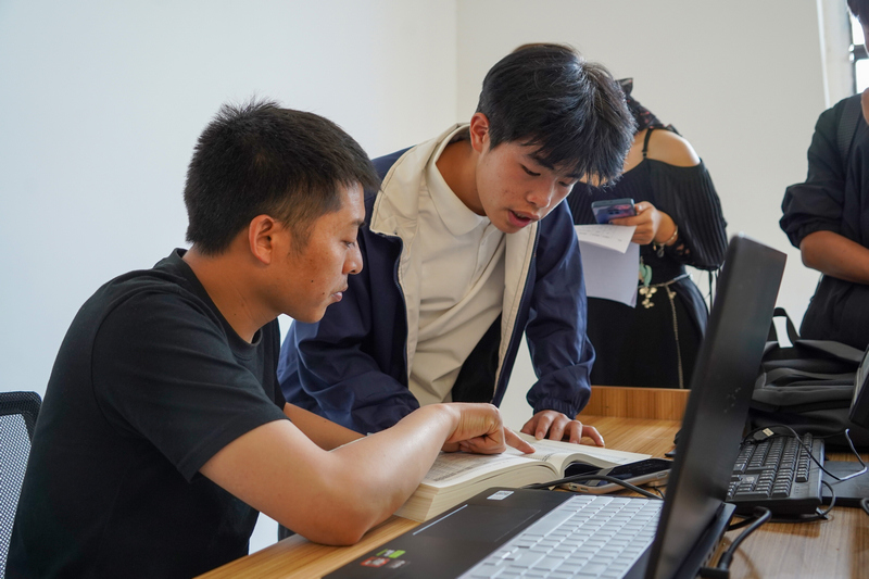 威宁民族中学学生正在进行高考志愿填报。邹丽摄