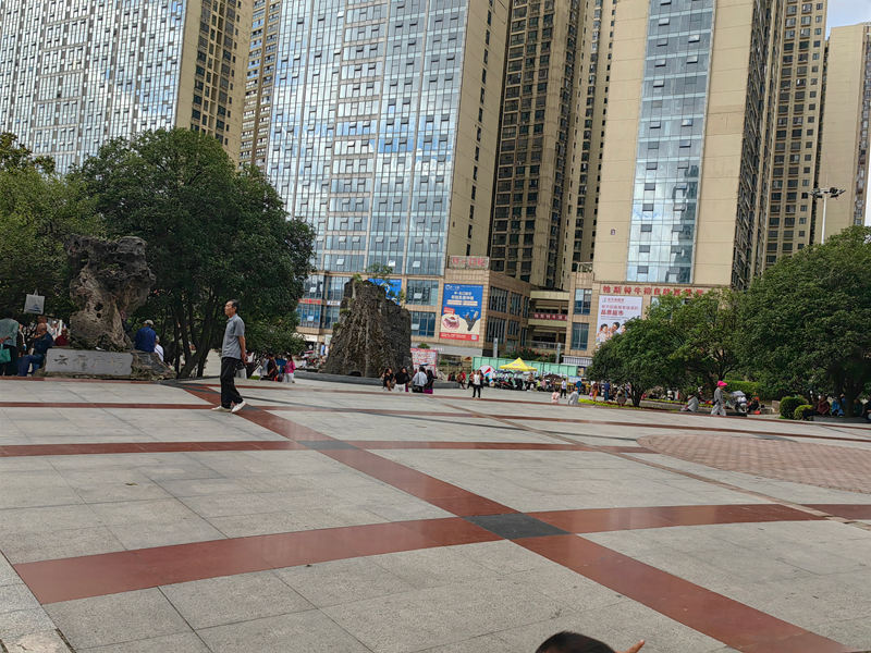 图为：云开广场清晨的环境