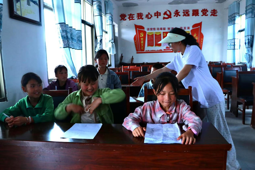 图为课业辅导。