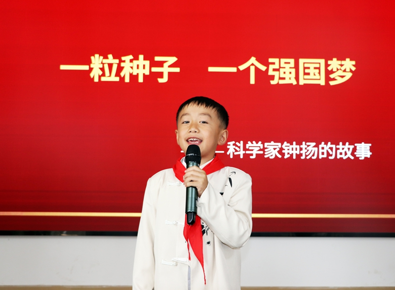 2026年7月5日，在贵州省黔西市铁石苗族彝族乡铁石小学多媒体教室，参赛选手正在参加弘扬科学家精神演讲比赛。   熊军万 摄