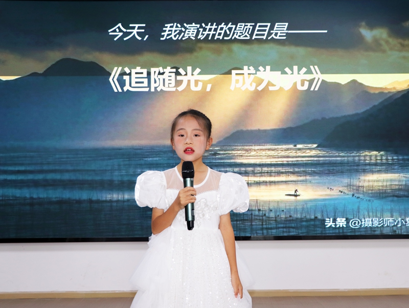 2026年7月5日，在贵州省黔西市铁石苗族彝族乡铁石小学多媒体教室，参赛选手正在参加弘扬科学家精神演讲比赛。 熊军万  摄