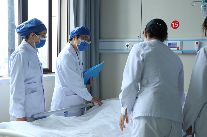 来自广州市天河区妇幼保健院的帮扶专家、医院副院长郭红霞带领医护人员查房。刘娟摄