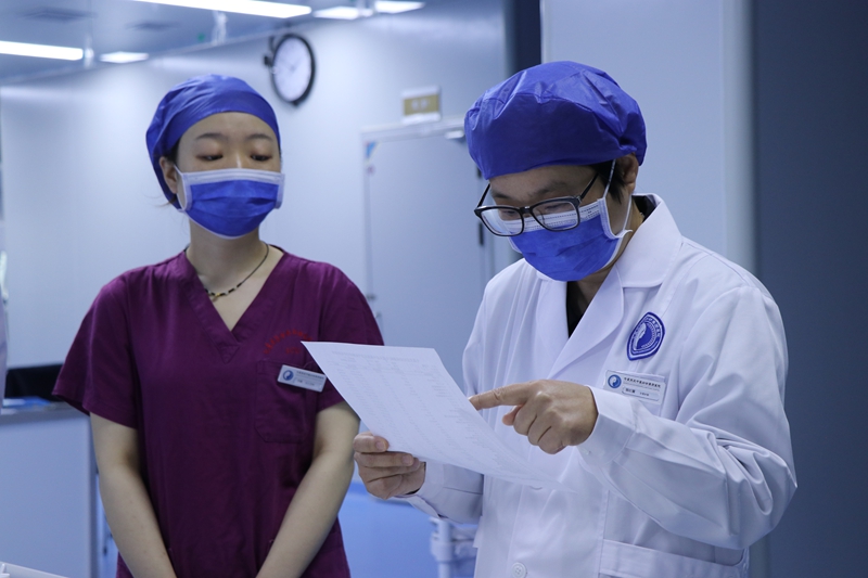 来自广州市天河区妇幼保健院的帮扶专家、医院副院长郭红霞带领医护人员查房。刘娟摄