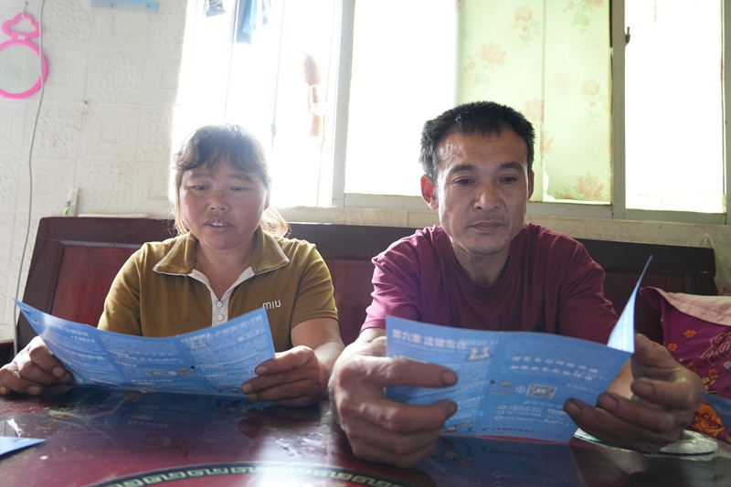 村民阅读宣传单（杨亚旭 摄）.JPG