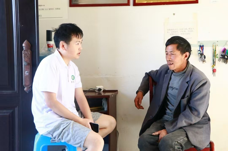 队员对护林员文本习交谈。