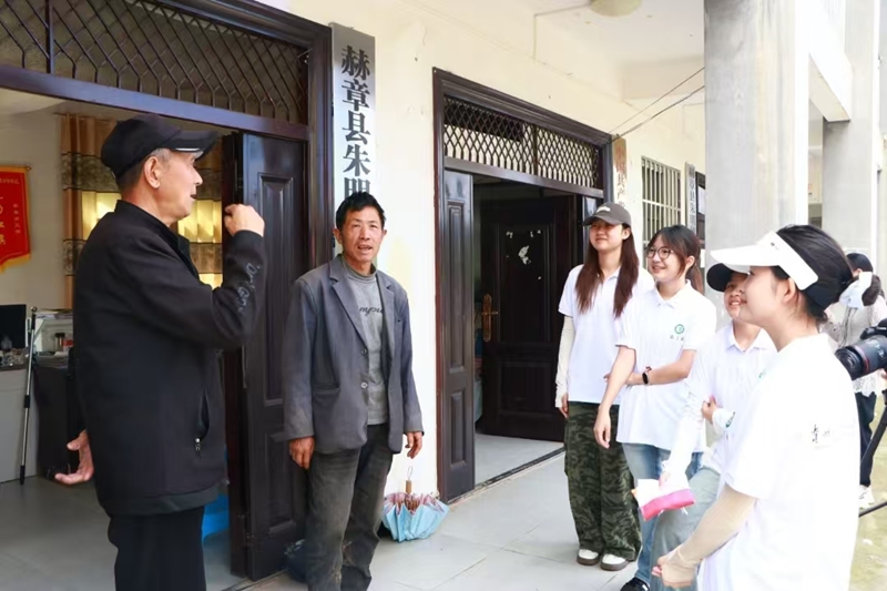 队员对护林员文本习交谈。