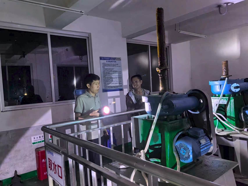 6日凌晨,縣水務局干部查看供水水廠運行情況。楊波攝