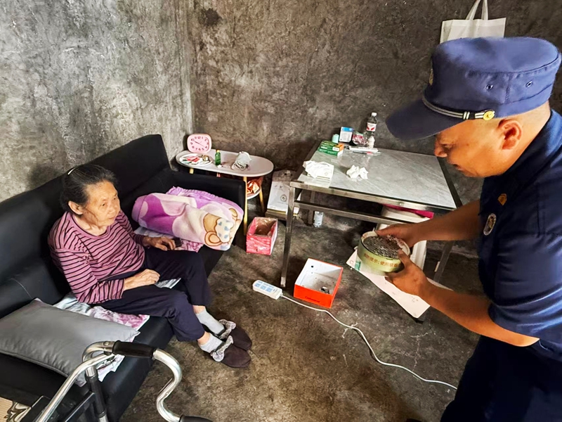 宣傳人員講解蚊香盒使用。