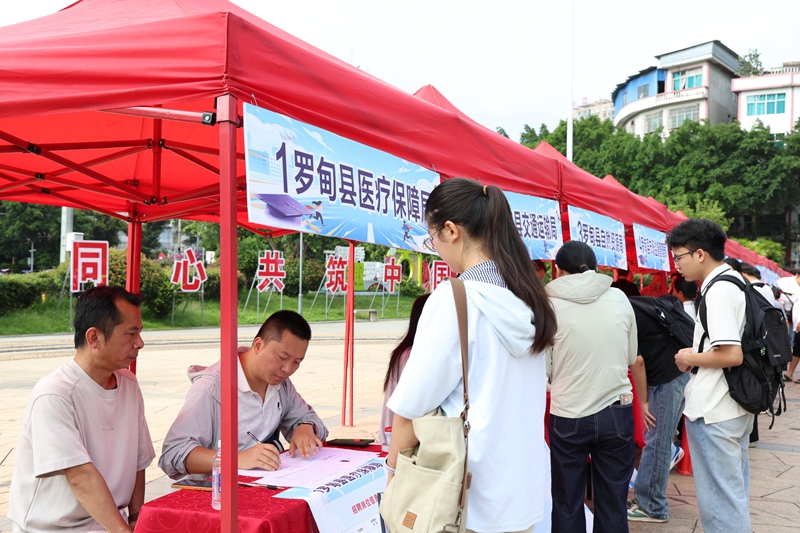 求职者正在了解岗位相关情况.jpg