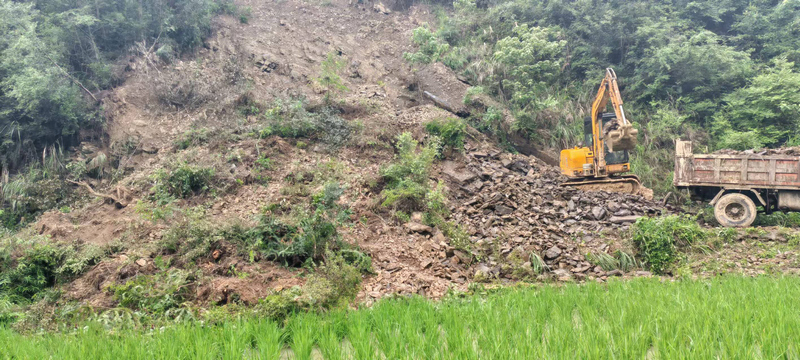 松桃鸡爪社区进村进村道路边坡塌方，挖掘机正在抢通道路保畅通。