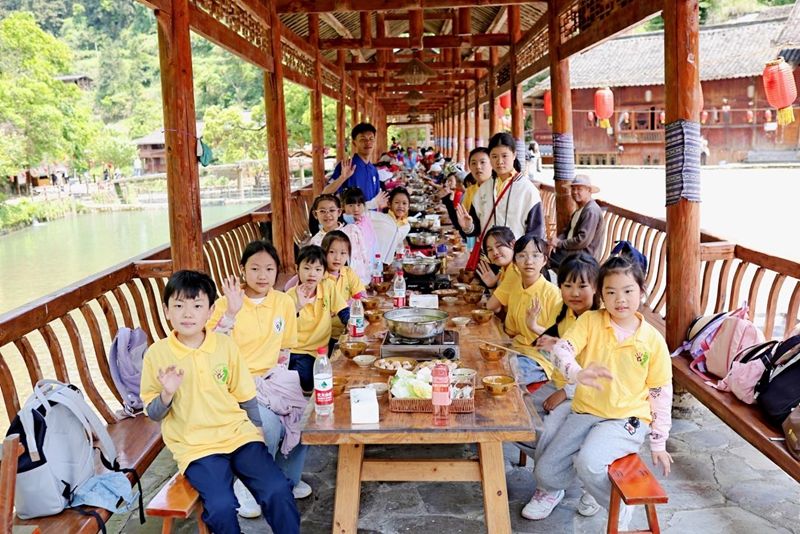 4、学生体验长桌宴。.jpg