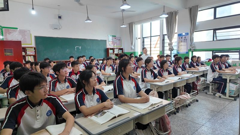 2、仁怀市第六中学组织开展“铭记历史 吾辈自强”革命教育思政主题班会。