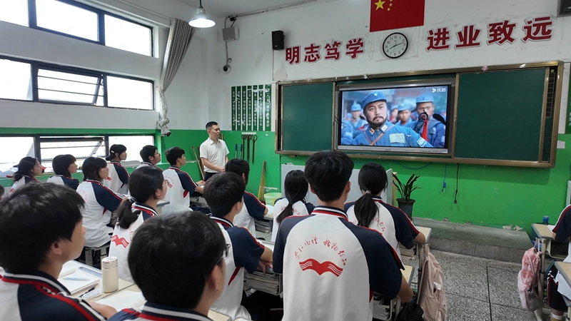 3、各班组织学生集中观看抗日战争纪实视频。