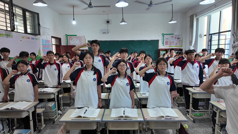 4、观影结束，全体学生起立握拳，庄严宣誓，铿锵有力的誓言回荡在教室之中。
