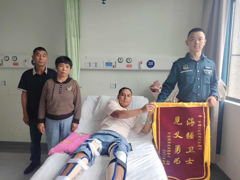 邹绿发一家向汪洪赠送锦旗。刘虹艳摄