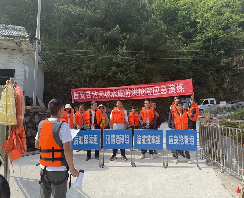 开展防汛应急演练    摄：杜毓祥