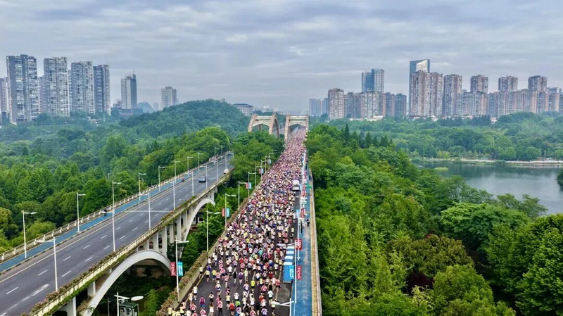 2026多彩贵州马拉松超级联赛(第三站)暨蒙牛·贵阳马拉松,赛道依湖而建、穿园而过 。杨靖摄