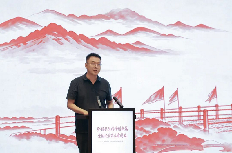 《中國作家》雜志社主編李雲雷講話。