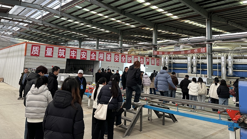 求職者在貴州皇冠陶瓷科技有限公司探崗 (貴定縣) 。