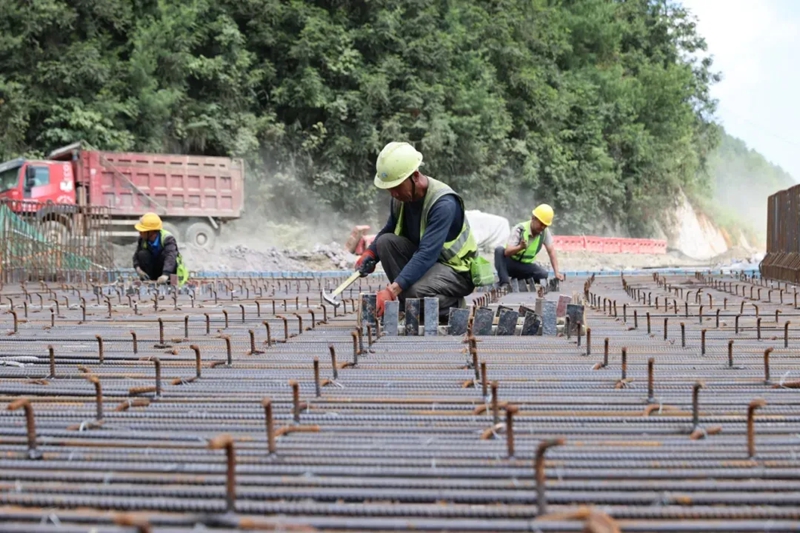 涪洋鎮當陽經三合至黃都鎮農村道路改造項目施工現場。