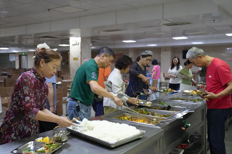 避暑游客在干部職工食堂打飯。秦清攝