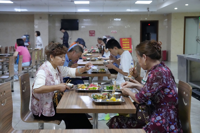 避暑游客在職工食堂就餐。秦清攝