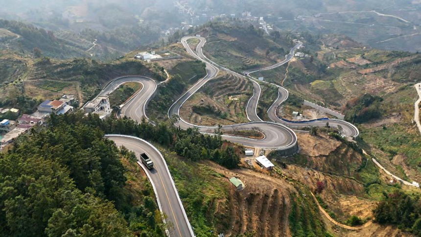 图为G354线乐纪至坝草段公路改扩建。