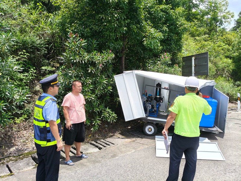 2 图为运载设备掉落高速公路