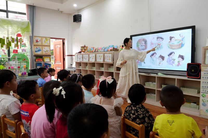 端午节前夕,在松桃实验幼儿园,老师给孩子们讲述了屈原的故事,让孩子们了解端午节吃粽子、赛龙舟的由来。