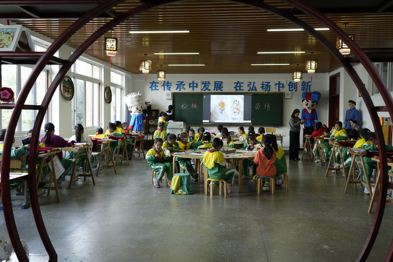 在松桃县第六小学苗绣社团，小朋友们正在学习苗绣技艺。