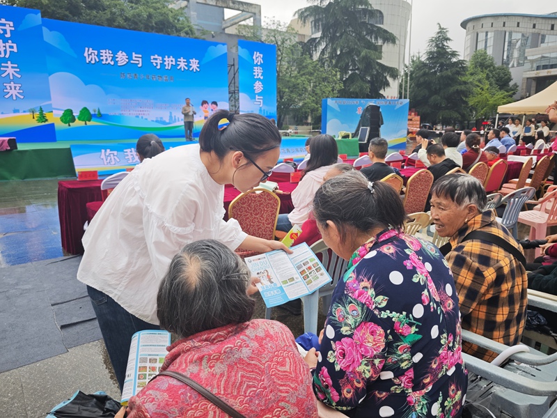 图6为：给老年人普法