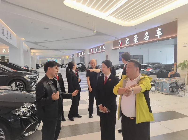 花溪法院孟关法庭走访园区二手车市场。