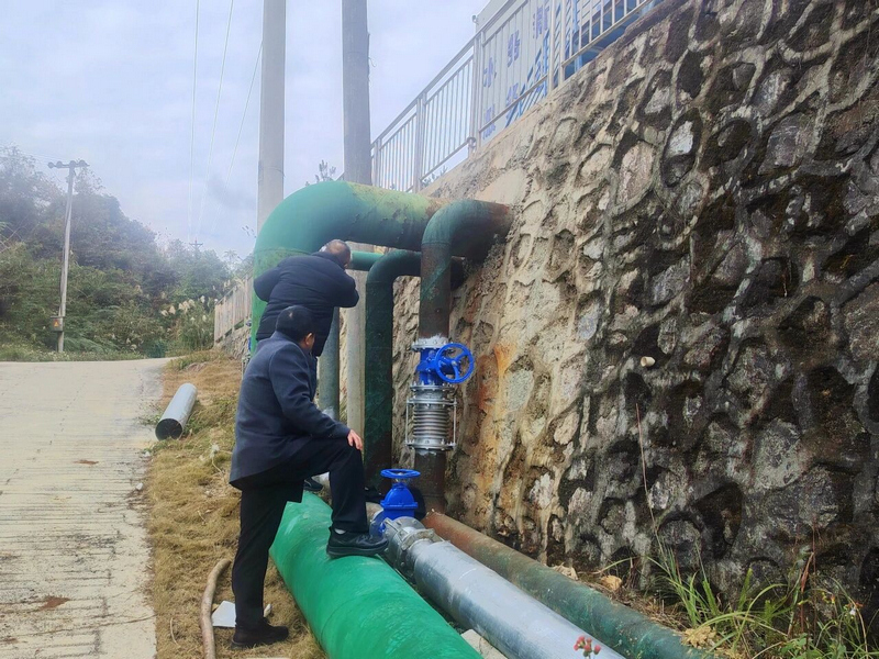 荔波县水务局工作人员到茂兰镇检查规模化供水管道安装情况。