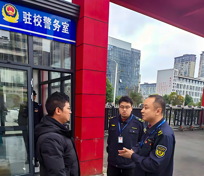 稽查員與學校定期溝通聯絡。