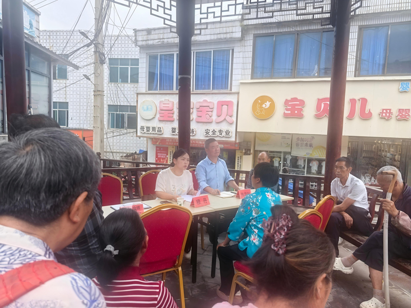 現場普法調解糾紛，就地化解群眾矛盾。習水縣融媒體中心供圖