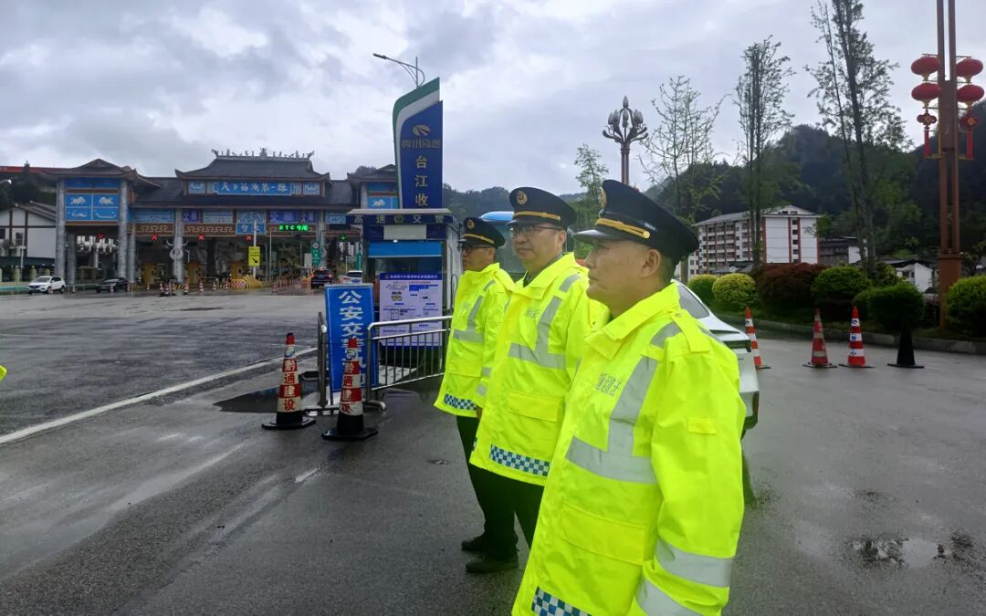 图为道路值守。