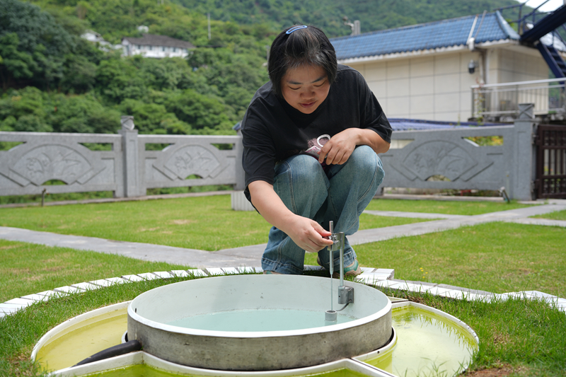 在茅台水文站，工作人員監測雨情。