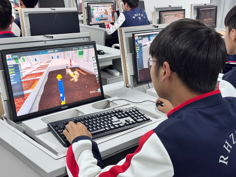 1、仁怀市中等职业学校 学生学习模拟酿造工艺。