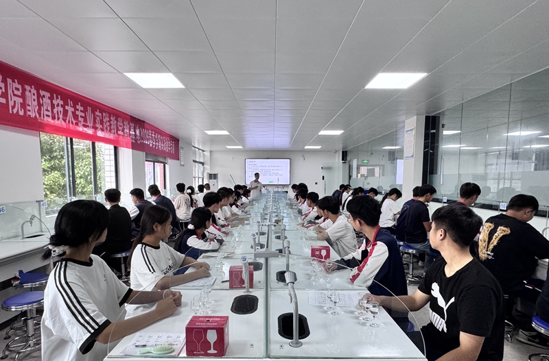 2、仁怀市中等职业学校白酒品评室 学生们品评白酒。
