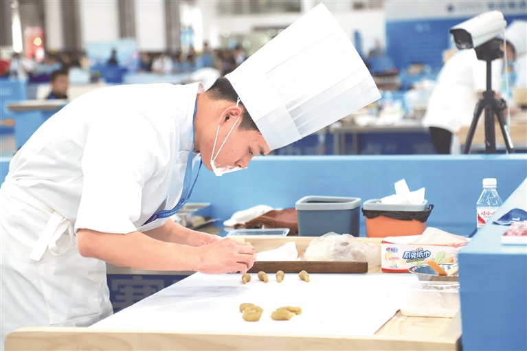 2.贵州食品工程职业学院学生参加第二届全国乡村振兴职业技能大赛。 施辉相摄
