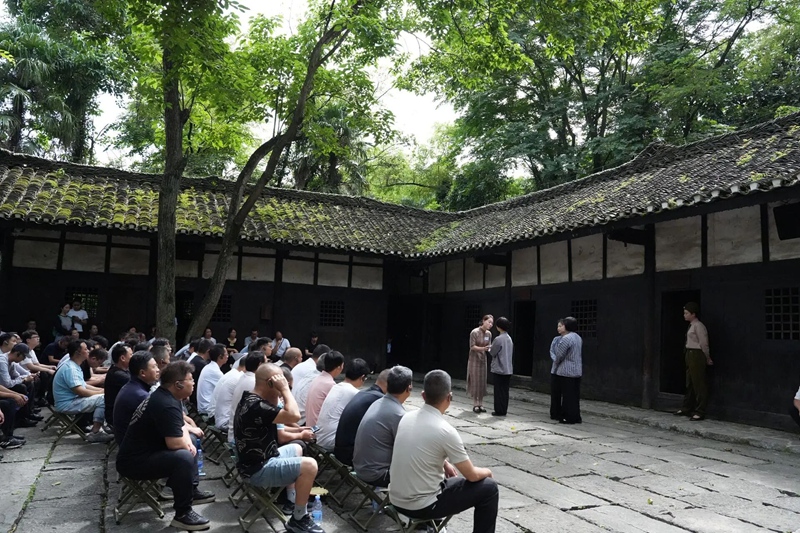 学员观看红色情景剧《魔窟中的美丽蝴蝶》
