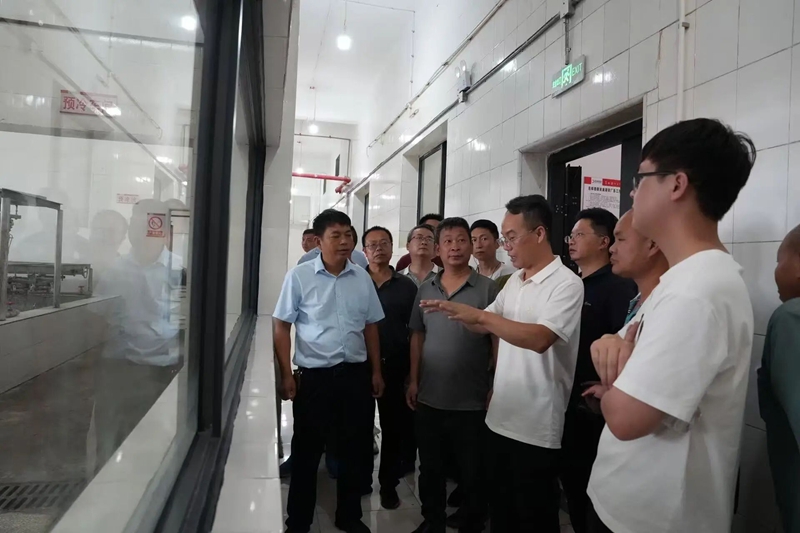 学员现场观摩永阳街道立碑村肉鸡屠宰加工厂。