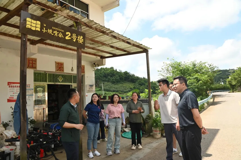 王鸣明看望慰问暑期“三下乡”社会实践师生。