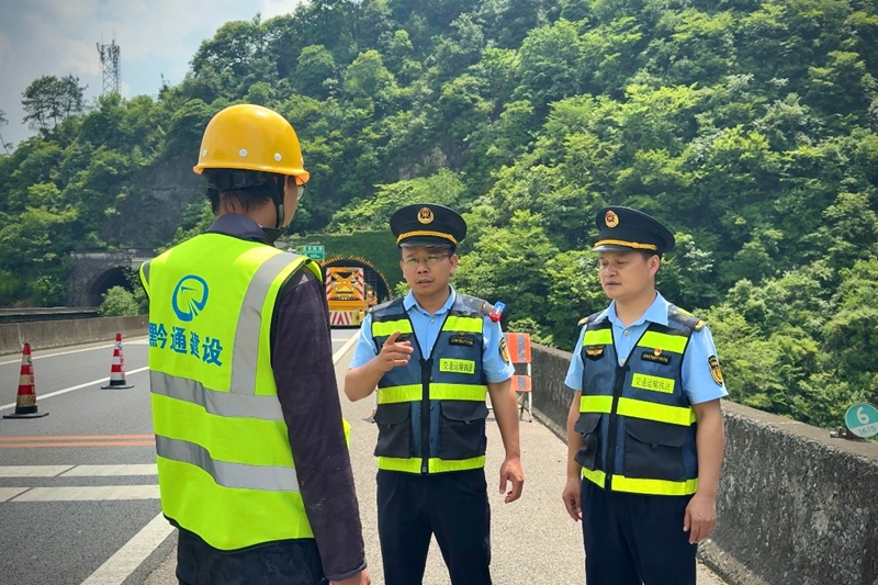 1 大队长薛佩鹏在辖区高速进行施工监管