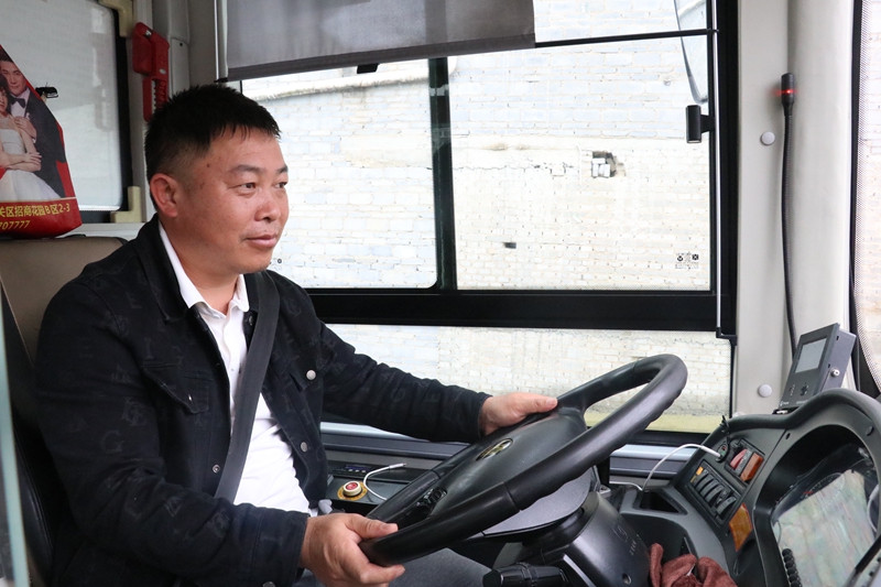 K7路公交驾驶员正在驾驶公交车.李金苗摄.JPG